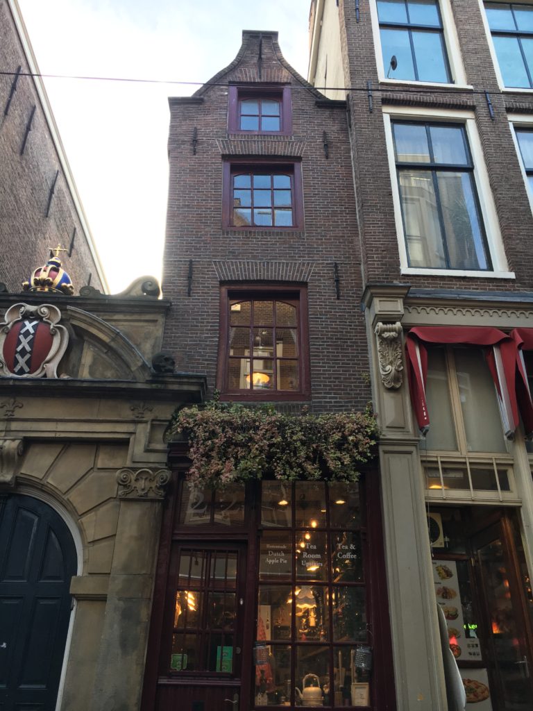 this is a picutre of the smallest house in amsterdam