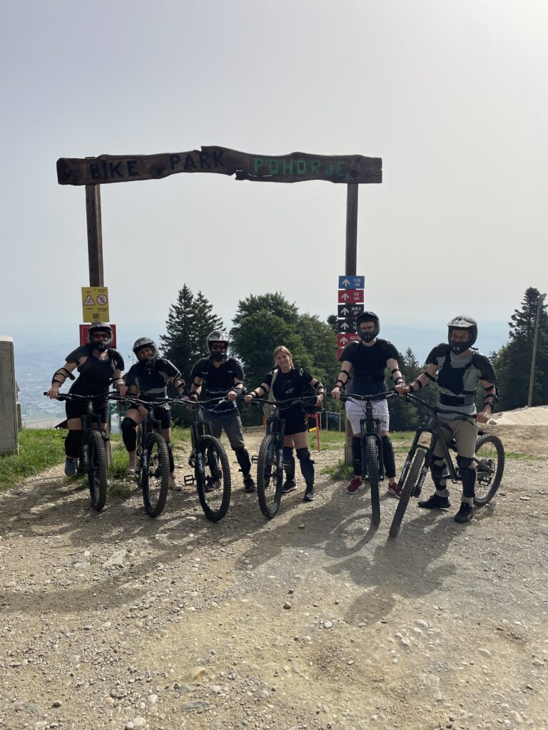 group of bikers at the top ready to start the descend but grouppicture right before the activitiy